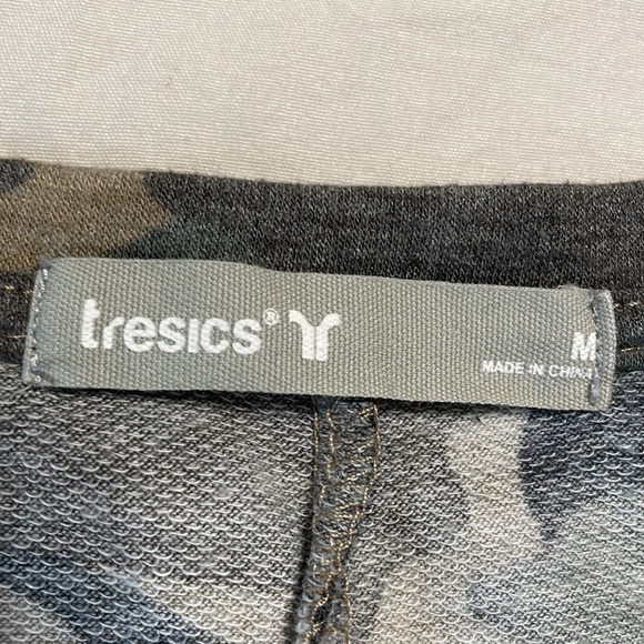 Tresics 1/2 Sleeve Cropped Camo V-Neck Tee Size M - Picture 5 of 8